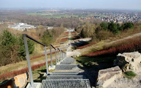 Treppe führt zur Halde Hoheward. Ein Spaziergänger genießt die Aussicht über die Landschaft.