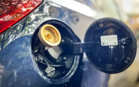 Zbliżenie na wlew LPG w samochodzie. Sprawdź montaż instalacji LPG cennik i oszczędzaj na paliwie.