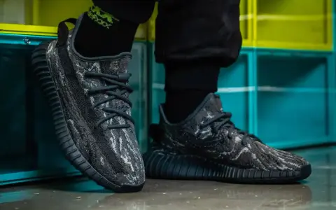 Szare Yeezy z czarnymi sznurówkami, idealne do nauki, jak wiązać yeezy. Stylowe i wygodne.