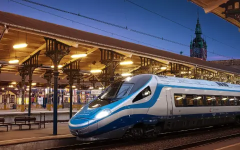 Nowoczesny wagon sypialny Pendolino na peronie dworca Gdańsk Główny. Wieczorne światła tworzą magiczną atmosferę.