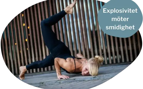 En kvinna utför en avancerad yoga-position, en demonstration av explosivitet och smidighet. Denna rörelse är en del av somatic yoga.
