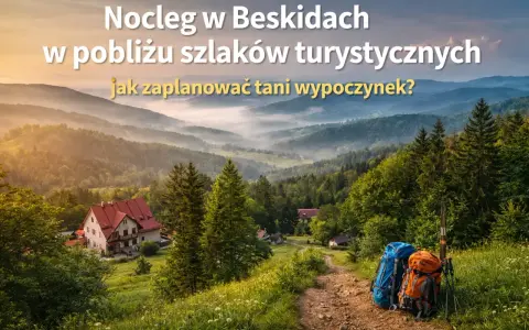 Dwa plecaki czekają na szlaku w Beskidach. W oddali widać domki i mgliste doliny, idealne na tanie atrakcje i wypoczynek.