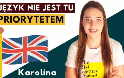 Karolina, studentka SWPS filologii angielskiej, z flagą Wielkiej Brytanii. Napis: "Język nie jest tu priorytetem".