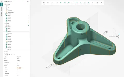 Un disegnatore CAD CAM lavora su un modello 3D di una parte meccanica, con dettagli di estrusione e raggi.