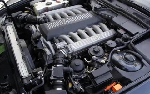 Silnik V12 BMW, potężna maszyna gotowa do drogi.