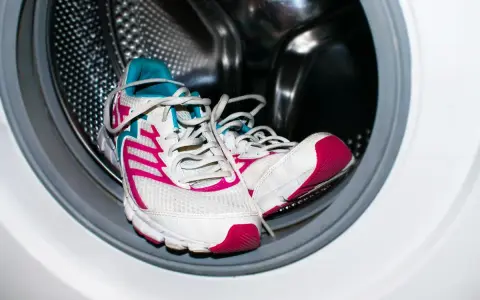 Zapatillas deportivas blancas con detalles fucsia y turquesa listas para ser lavadas en la lavadora. ¡Sí, se pueden lavar las Skechers en la lavadora!