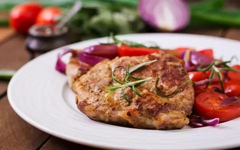 Grillowany stek z rozmarynem i warzywami, idealny na dietę lwa.