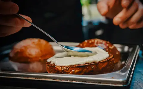 Jakie sosy do burgera? Odkryj smaki, które zachwycą podniebienie