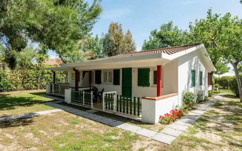 Bungalow in villaggi turistici Abruzzo per bambini, con veranda e giardino fiorito. Ideale per vacanze in famiglia.