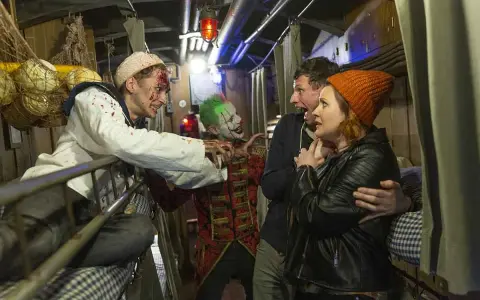 Schrecken in der Bavaria Filmstadt: Ein blutverschmierter Seemann und ein Clown erschrecken ein Paar. Ein gruseliges Halloween-Erlebnis.