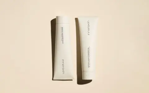 Deux tubes de soins Innerskin : un baume nettoyant doux et un gel nettoyant à l'acide glycolique, allié de l'acide hyaluronique pour une peau radieuse.