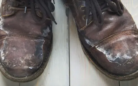 Zimowe buty skórzane pokryte białym nalotem po soli. Dowiedz się, jak usunąć sól z butów skórzanych, by przywrócić im dawny blask.