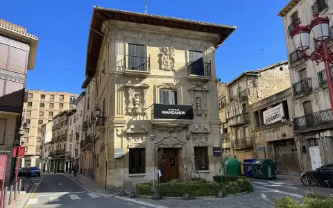 Edificio histórico con el letrero "Bodegas Manzanos" en Haro, España.