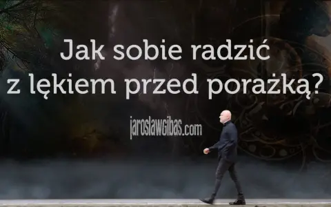 Mężczyzna idzie przez mgłę, pokonując lęk przed porażką. Napis: "Jak sobie radzić z lękiem przed porażką?".