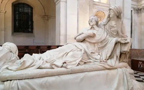 Pomnik kardynała Richelieu. Ciekawostki o jego życiu i wpływach. Rzeźba przedstawia go w otoczeniu alegorycznych postaci.