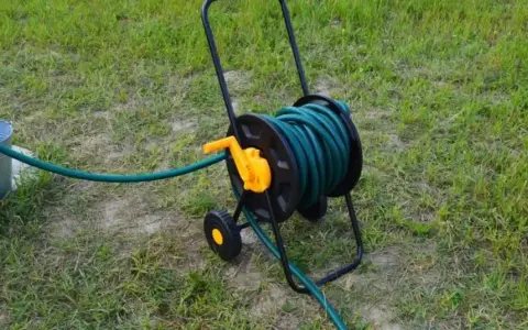Bęben na wąż ogrodowy DIY: Felga, drewno, wiadro krok po kroku