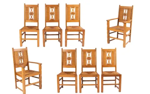Ensemble de chaises en bois clair, style Charles Dudouyt, avec assises en paille tressée et dossiers ornés de motifs géométriques.