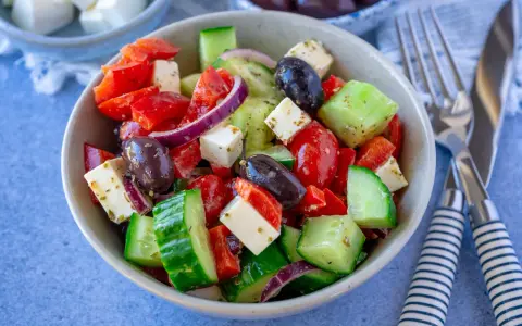 Frischer griechischer Salat mit Tomaten, Gurken, Paprika, roten Zwiebeln, Oliven und Feta – einer der 10 besten Salate für heiße Tage.