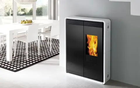 Estufa moderna de calefacción de pellets con llama visible, junto a un comedor minimalista.