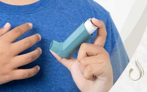 Person hält Asthmaspray. Hilft Asthmaspray bei Asthma cardiale? Die Frage nach der Wirksamkeit bei Herz-Asthma bleibt offen.