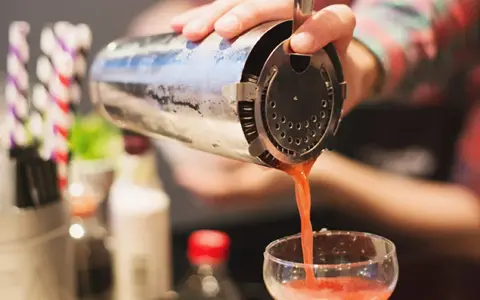 Ile kosztuje barman na wesele? Sprawdź ceny i ukryte koszty