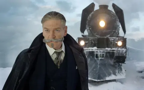Un uomo con baffi elaborati e un cappotto scuro, davanti a un treno a vapore innevato. Un'immagine che evoca un **sherlock holmes riassunto breve** di mistero e avventura.