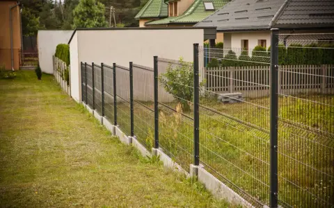 Jak zrobić ogrodzenie na pochyłym terenie – uniknij kosztownych błędów