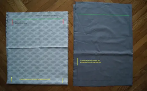 Dwa kawałki materiału na podłodze, jeden z rybkami, drugi szary. Pokazują etapy, jak uszyć plecak, zaznaczone linie i miejsca do zszycia.