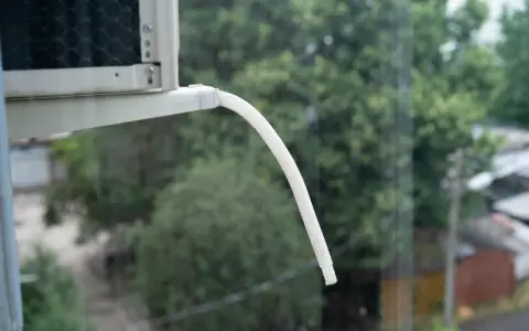 Tubo di scarico del climatizzatore, da cui gocciola acqua. Attenzione, l'acqua del climatizzatore è tossica e può danneggiare le superfici.