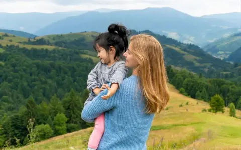 Mama z córką podziwiają górskie krajobrazy. Szczyrk atrakcje dla dzieci to nie tylko zabawy, ale i piękne widoki.