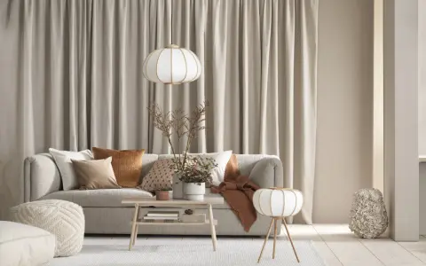 Quelle deco avec canapé gris clair : coussins texturés, plaid ocre, table basse en bois, lampes douces. Ambiance cosy et naturelle.