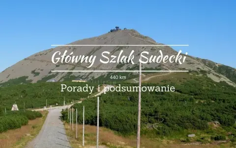 Główny szlak sudecki etapy: Śnieżka wita wędrowców. Długi, kamienisty szlak prowadzi przez zielone zbocza.