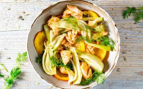 Schonend gegarter Fisch mit Fenchel und Orangen im Ofen, garniert mit frischem Dill. Ein leichtes Gericht, das den Geschmack des Meeres einfängt.