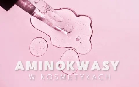 Kropla serum z pipety na różowym tle. Tekst: AMINOKWASY W KOSMETYKACH.