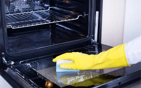 Jak wyczyścić zapieczony piekarnik? Domowe i chemiczne sposoby