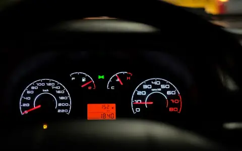 Tacho zeigt 152 km/h. Innerorts sind 50 km/h erlaubt. 21 kmh zu schnell innerorts – das wird teuer!