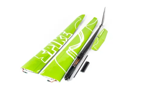 Grüne Flügelteile eines Modellflugzeugs mit weißer Schrift. Ein schwarzer Rumpf mit geöffnetem Batteriefach und 18 AWG Kabeln liegt daneben.