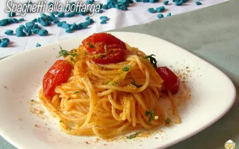 Spaghetti alla bottarga con pomodorini e prezzemolo, un piatto saporito e profumato.