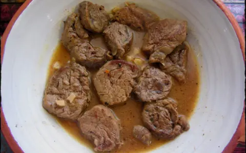 Tiernos trozos de solomillo al ajillo, nadando en una sabrosa salsa con ajo.