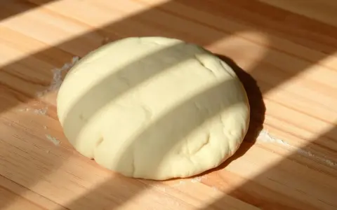 Jak wyrabiać ciasto na pizzę, aby uniknąć twardego spodu?
