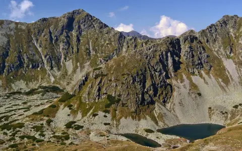 Kamieniste zbocza Tatr Wysokich, skaliste szczyty i dwa górskie stawy. To widok z najkrótszego szlaku na Bystrą.