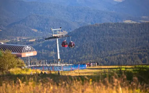 Krynica-Zdrój jakie to góry? Widok na kolej gondolową i zalesione stoki Beskidu Sądeckiego.