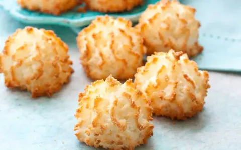 Deliciosas sultanas de coco doradas y crujientes, perfectas para un postre o merienda.