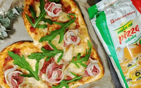 Serce z pizzy z szynką parmeńską i rukolą, obok mąka "Maka na pizzę włoską" - idealny przepis na domową pizzę.