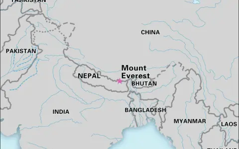Mapa pokazuje, gdzie leży Mount Everest, na granicy Nepalu i Chin, w Himalajach.