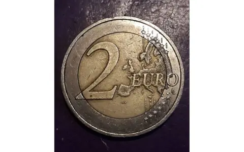 Une pièce de 2 euros, peut-être la plus rare, avec le chiffre 2 et la carte de l'Europe.