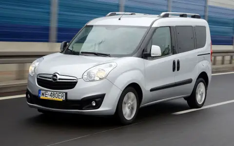 Srebrny Opel Combo 1.3 CDTI z bagażnikiem dachowym jedzie po autostradzie.