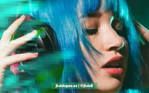 Chica con pelo azul y auriculares, inspirada por la música libre de derechos para videos gratis.