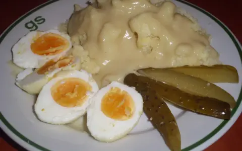 Jajka w sosie musztardowym z ziemniakami i ogórkami kiszonymi. Pyszne jajka w sosie musztardowym, idealne na obiad.