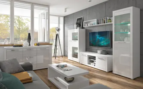 Nowoczesny salon z dużym oknem i wykuszem w domu. Białe meble, szara ściana, telewizor.